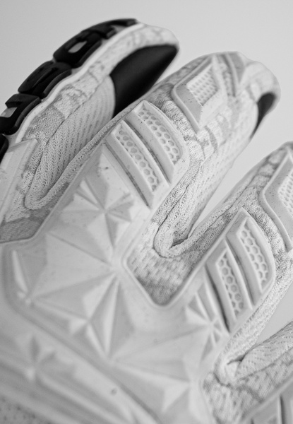 Reusch  5260745 1101 white black 3.jpg