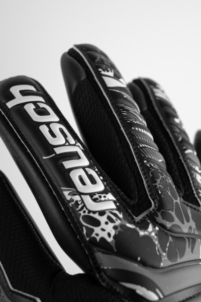 Reusch Attrakt Infinity 5370725 7700 black 2.jpg