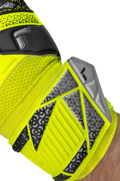 Reusch Attrakt Solid 5570515 2014 2014 4.jpg