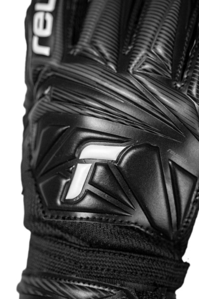 Reusch Attrakt Resist Junior 5672615 7700 black 3.