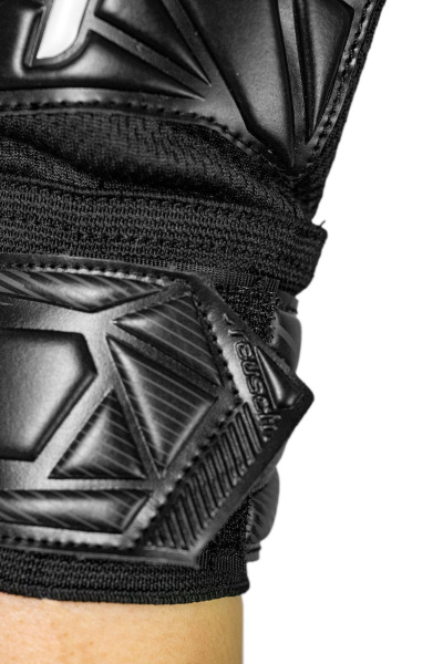 Reusch Attrakt Resist Junior 5672615 7700 black 4.