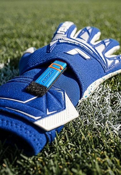 Person zieht atmungsaktive schwarze Reusch-Handschuhe beim Outdoor-Sport an